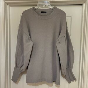 Very J Women’s Long Sleeve Sweater. Color gray. Size large.